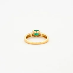 Bague or jaune émeraude ovale et diamants