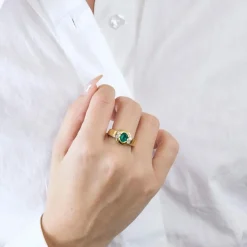 Bague or jaune émeraude serti clos et diamants