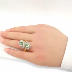 Bague or jaune, émeraudes et diamants