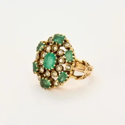 Bague or jaune, émeraudes et diamants