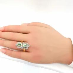 Bague or jaune, émeraudes et diamants
