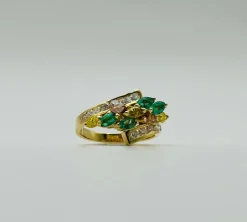 Bague or jaune, émeraudes et diamants de couleur