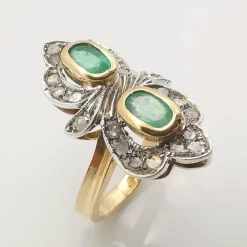 Bague or jaune, émeraudes et diamants