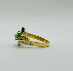 Bague or jaune, émeraudes et diamants de couleur