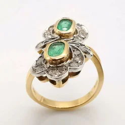 Bague or jaune, émeraudes et diamants