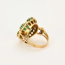 Bague or jaune, émeraudes et diamants