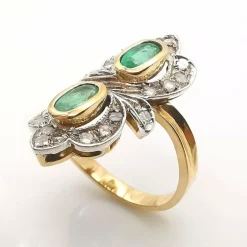 Bague or jaune, émeraudes et diamants