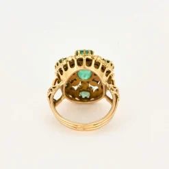 Bague or jaune, émeraudes et diamants
