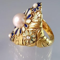 Bague or jaune motif émaillé avec perle au centre