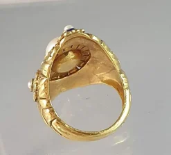 Bague or jaune motif émaillé avec perle au centre