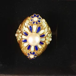 Bague or jaune motif émaillé avec perle au centre