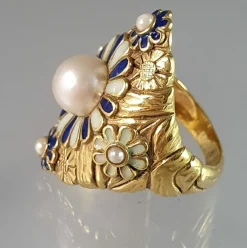 Bague or jaune motif émaillé avec perle au centre