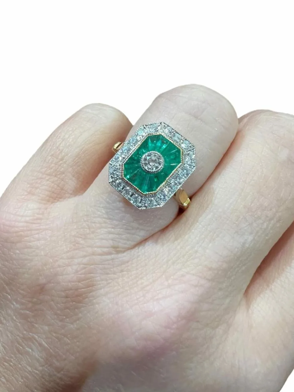 Bague or jaune, éméraudes calibrées et pavage diamants