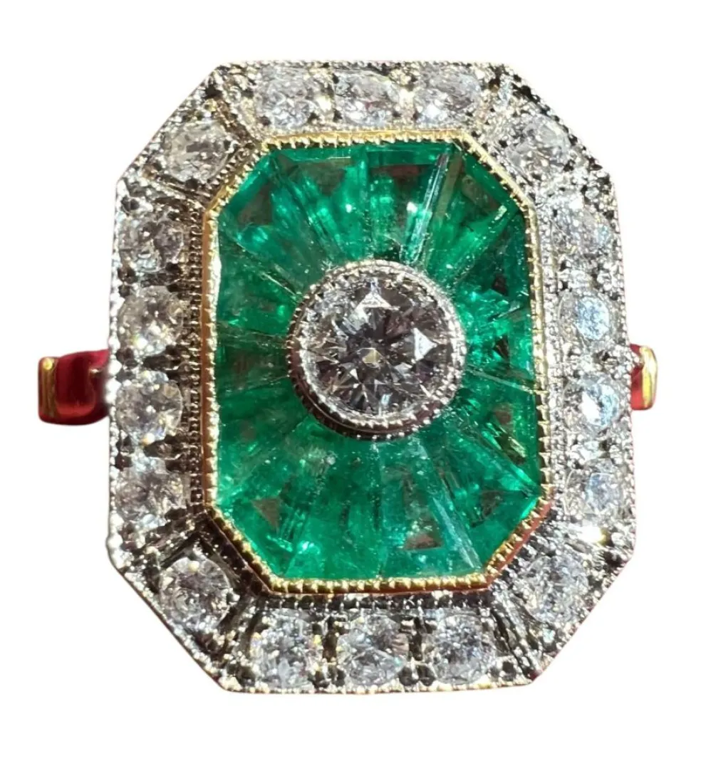 Bague or jaune, éméraudes calibrées et pavage diamants