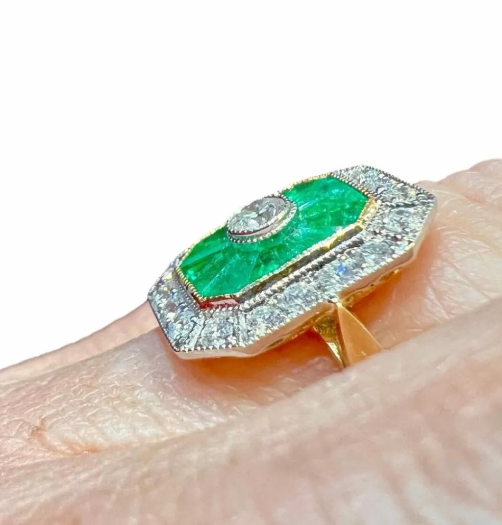 Bague or jaune, éméraudes calibrées et pavage diamants