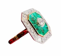 Bague or jaune, éméraudes calibrées et pavage diamants