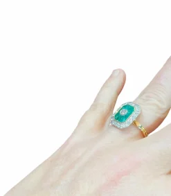 Bague or jaune, éméraudes calibrées et pavage diamants