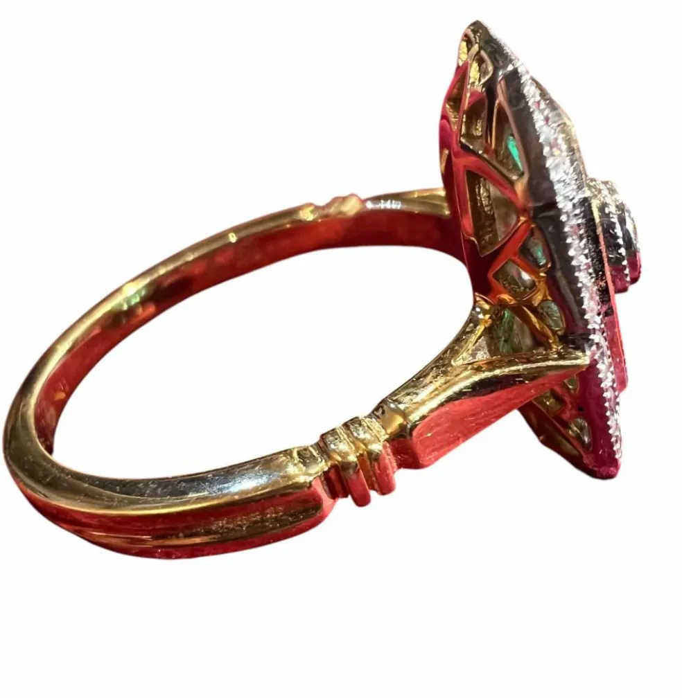 Bague or jaune, éméraudes calibrées et pavage diamants