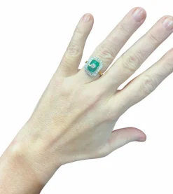 Bague or jaune, éméraudes calibrées et pavage diamants