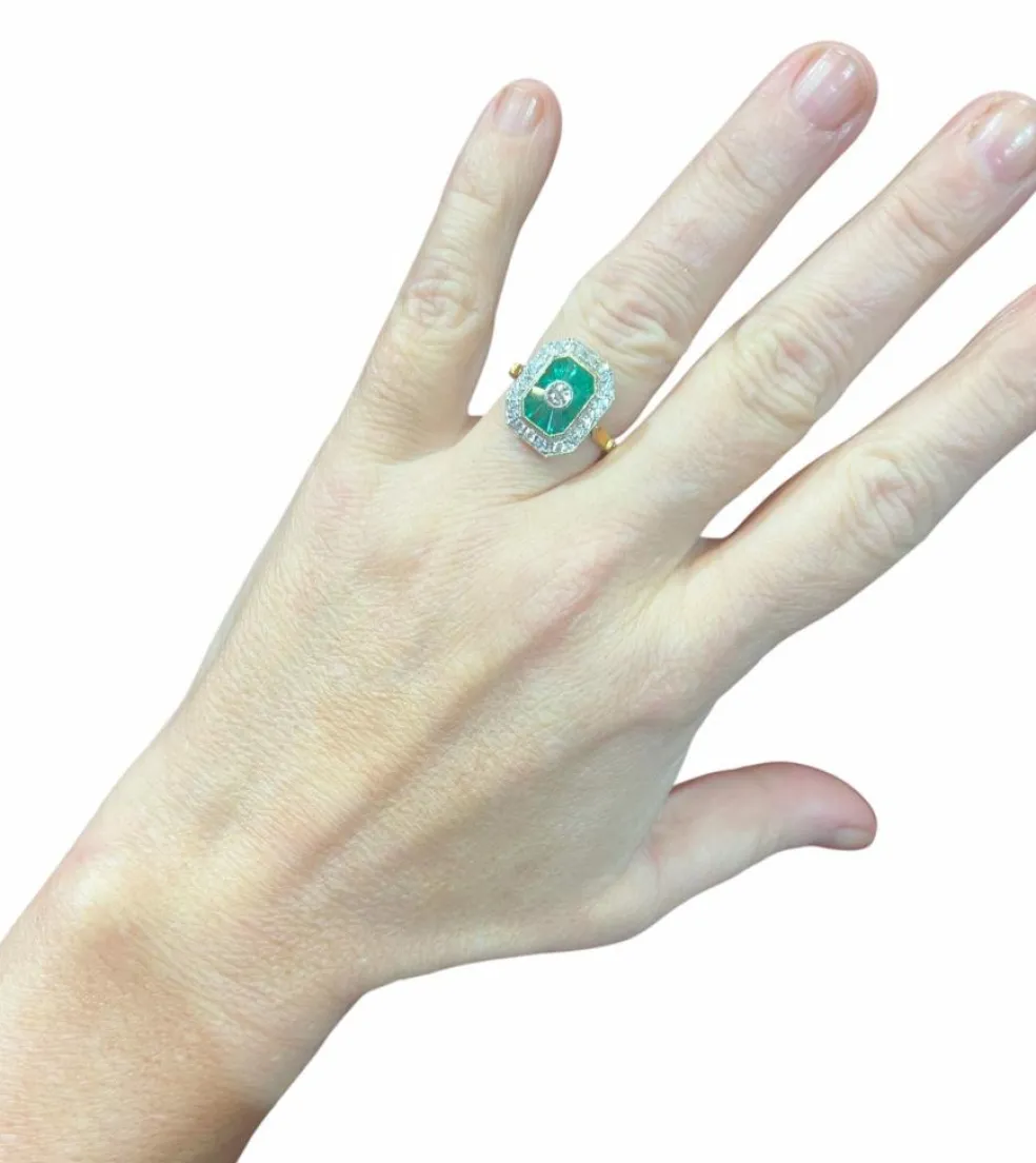 Bague or jaune, éméraudes calibrées et pavage diamants