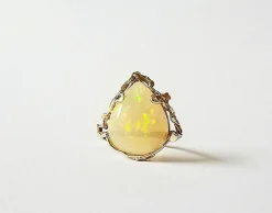 Bague or jaune opale