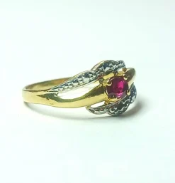Bague or jaune, or gris et rubis