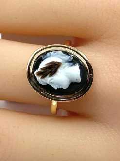 Bague or jaune ornée d’un camée en onyx, vers 1880