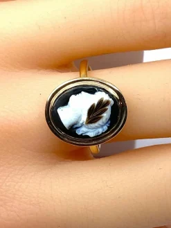 Bague or jaune ornée d’un camée en onyx, vers 1880