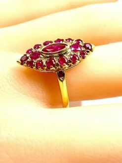 Bague or jaune pavée de rubis
