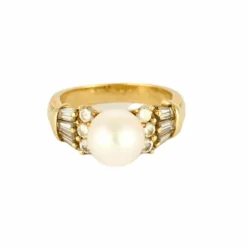 Bague or jaune, perle blanche et diamants