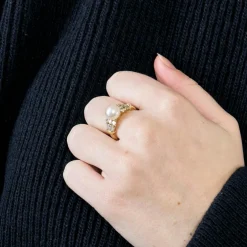 Bague or jaune, perle blanche et diamants