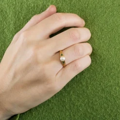 Bague or jaune perle de culture et émeraudes