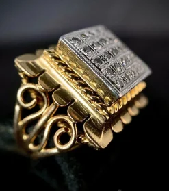 Bague or jaune platine avec pavage de diamants brillants et décor d'arabesques