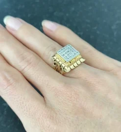 Bague or jaune platine avec pavage de diamants brillants et décor d'arabesques