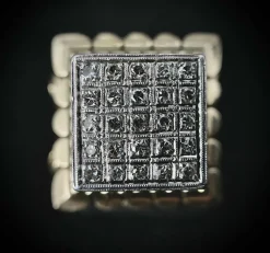 Bague or jaune platine avec pavage de diamants brillants et décor d'arabesques