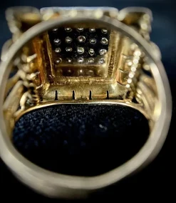 Bague or jaune platine avec pavage de diamants brillants et décor d'arabesques