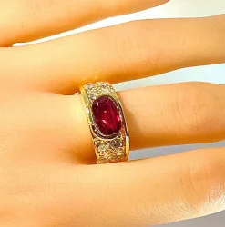 Bague or jaune rubis 2,25 carats et 10 diamants
