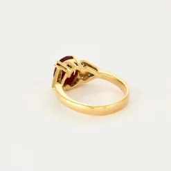 Bague or jaune, rubis 2,50 cts, diamants