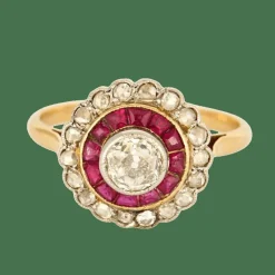 Bague or jaune, rubis calibrés et diamants