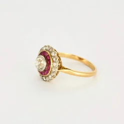 Bague or jaune, rubis calibrés et diamants