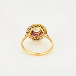 Bague or jaune, rubis calibrés et diamants