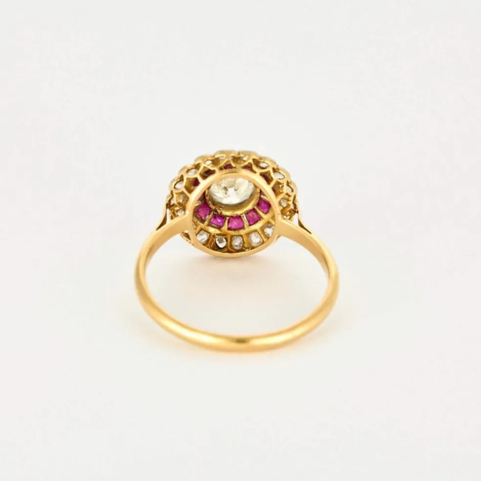 Bague or jaune, rubis calibrés et diamants