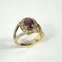 Bague Or jaune Rubis Diamants Saphir