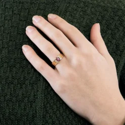 Bague or jaune, rubis et brillants