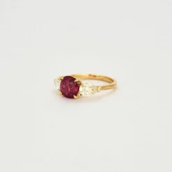 Bague or jaune rubis et diamants
