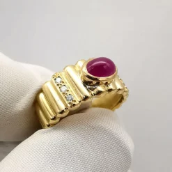 Bague or jaune rubis et diamants
