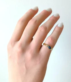 Bague or jaune, saphir cabochon et diamants