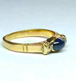 Bague or jaune, saphir cabochon et diamants