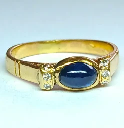 Bague or jaune, saphir cabochon et diamants