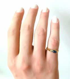 Bague or jaune, saphir cabochon et diamants